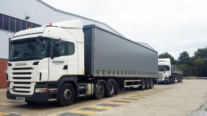 Curtainsider to be unloaded